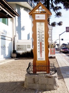 TERMÔMETRO DE RUA TIPO CABANA COM ENCHIMENTO ECOLÓGICO INCOTERM